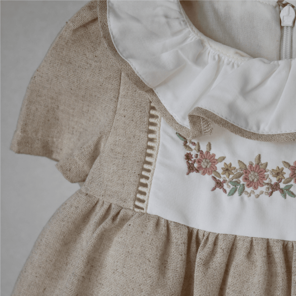 Çiçek Nakışlı Kısa Kol Keten Kız Bebek Elbise