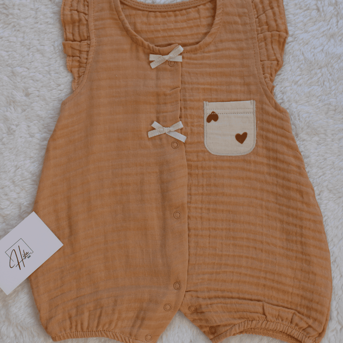 Kalp Baskılı Omuz Fırfırlı Çıtçıtlı Müslin Kız Bebek Tulum