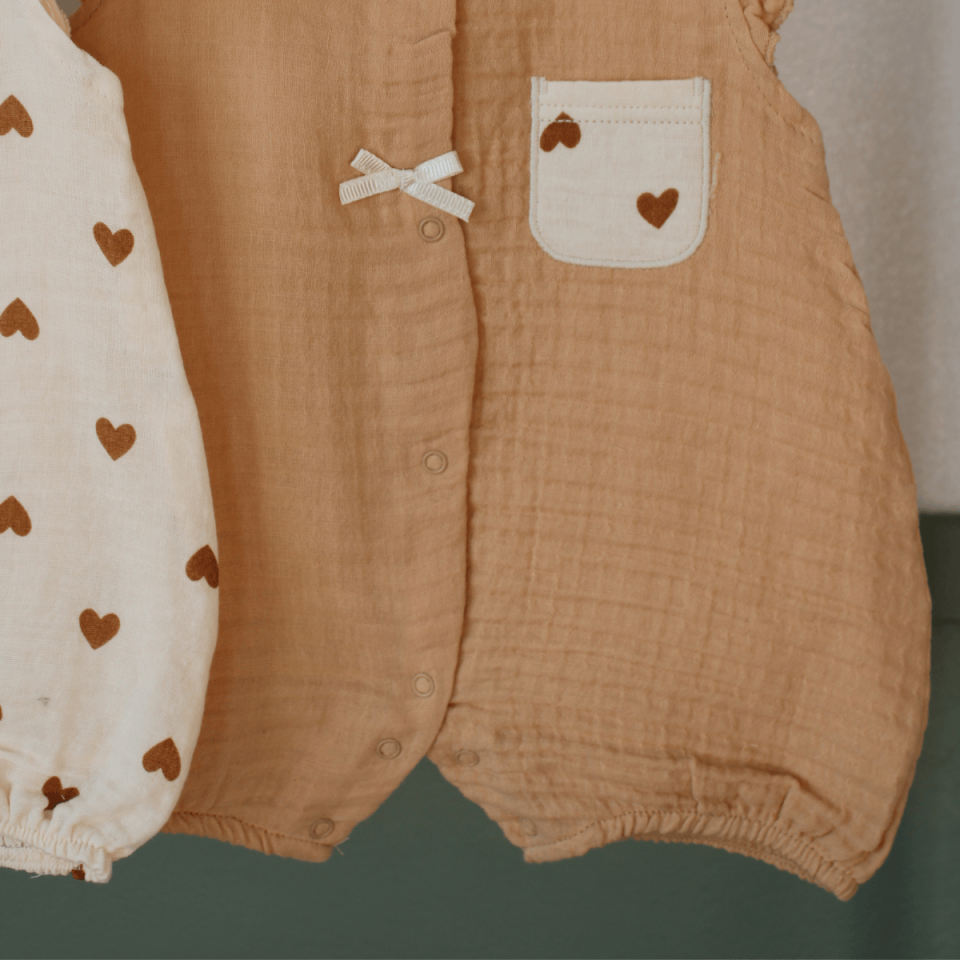 Kalp Baskılı Omuz Fırfırlı Çıtçıtlı Müslin Kız Bebek Tulum