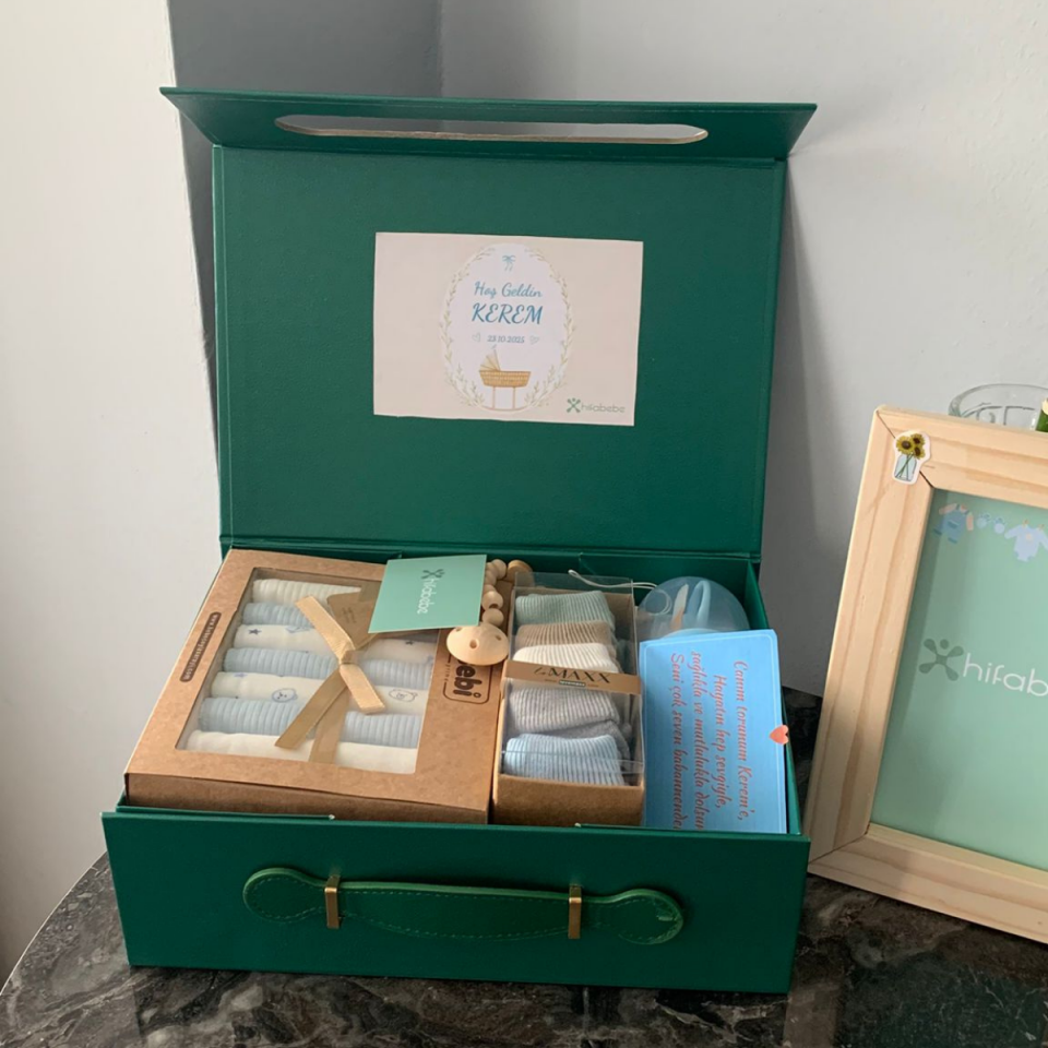 Kişiselleştirilebilir Deri Detaylı Bavul Hediye Kutusu (TEK SATILMAMAKTADIR)