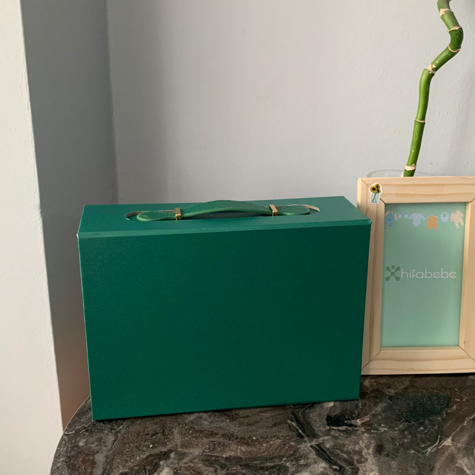 Kişiselleştirilebilir Deri Detaylı Bavul Hediye Kutusu (TEK SATILMAMAKTADIR)