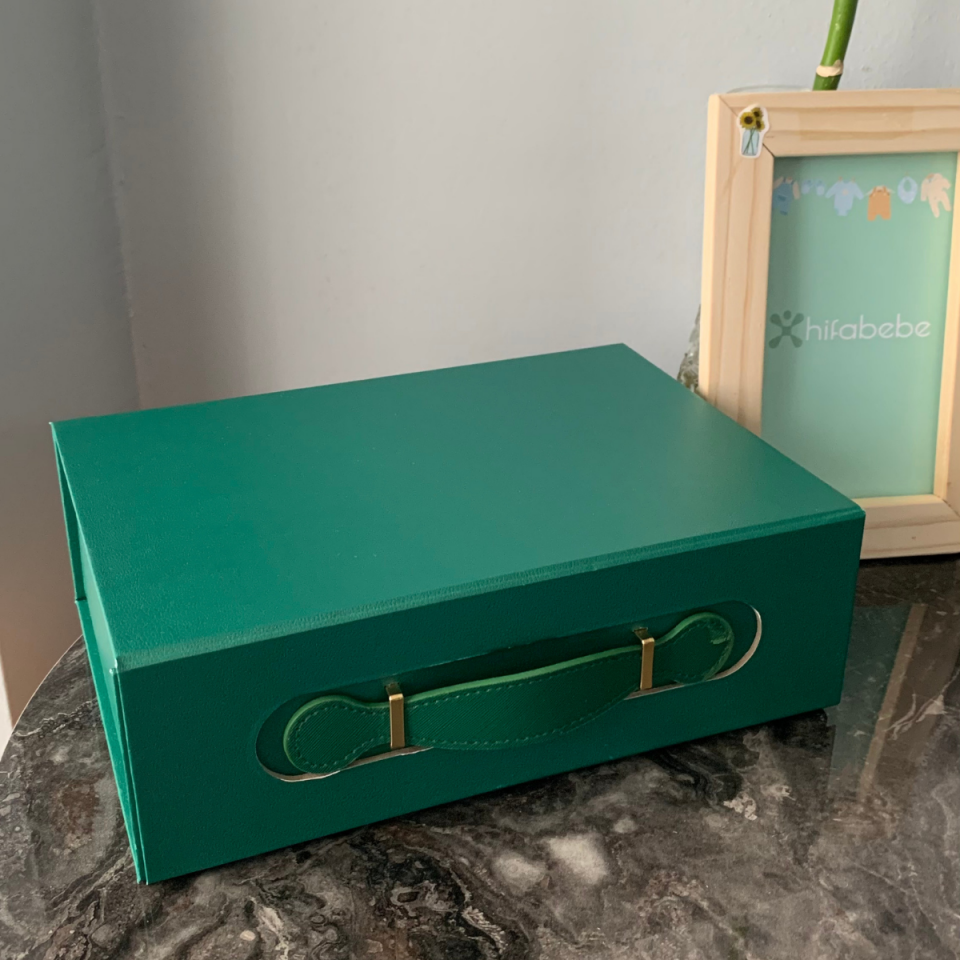 Kişiselleştirilebilir Deri Detaylı Bavul Hediye Kutusu (TEK SATILMAMAKTADIR)