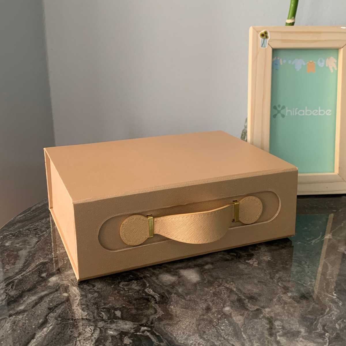 Kişiselleştirilebilir Deri Detaylı Bavul Hediye Kutusu  (TEK SATILMAMAKTADIR)