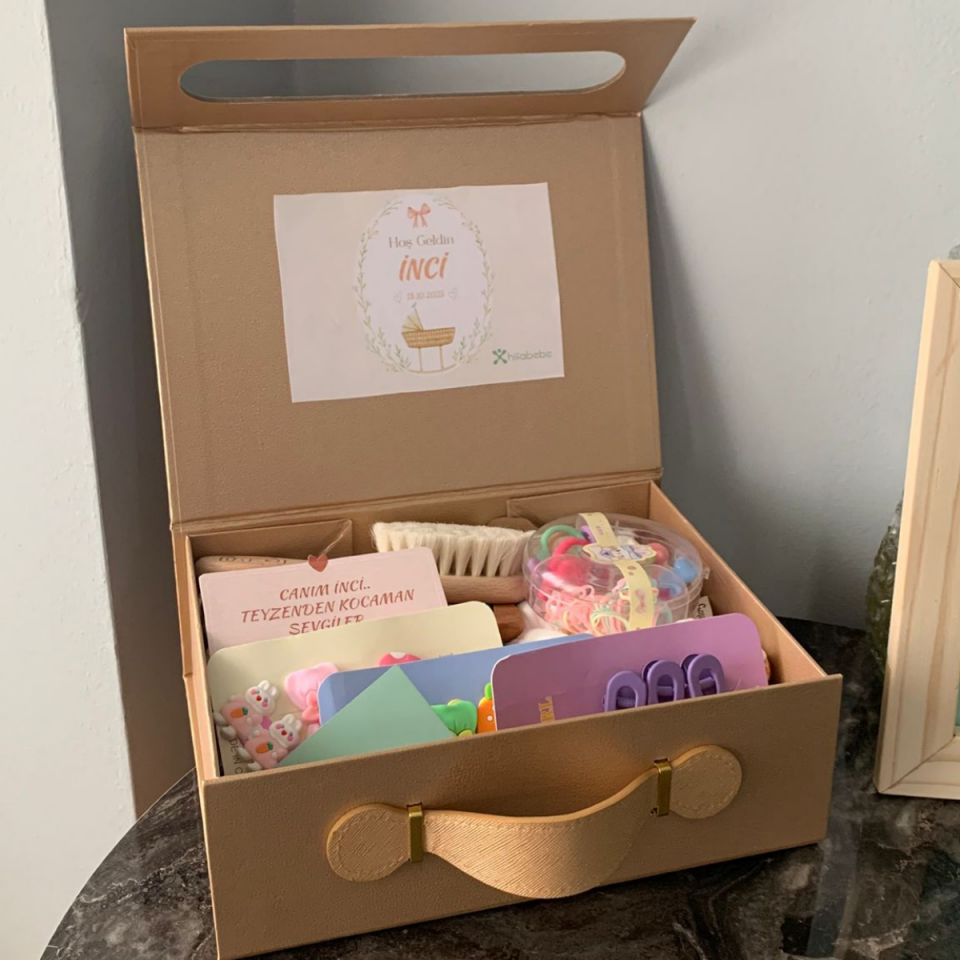Kişiselleştirilebilir Deri Detaylı Bavul Hediye Kutusu  (TEK SATILMAMAKTADIR)
