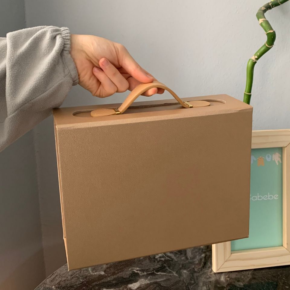 Kişiselleştirilebilir Deri Detaylı Bavul Hediye Kutusu  (TEK SATILMAMAKTADIR)