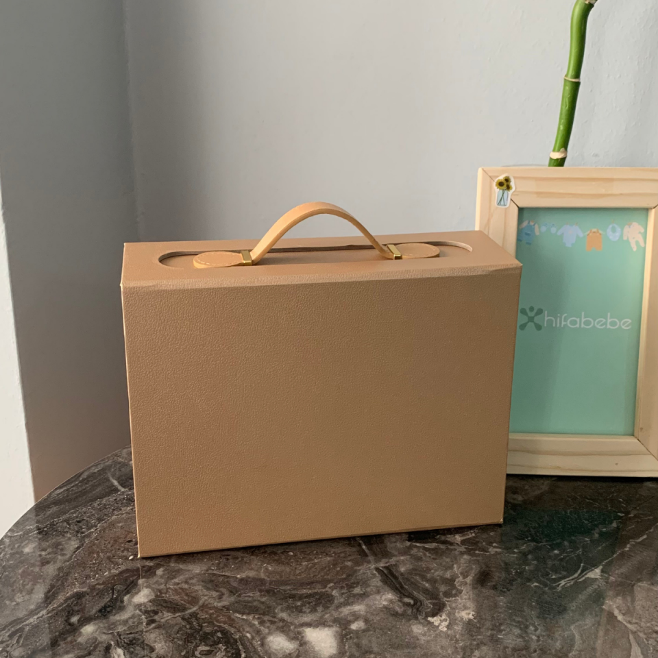 Kişiselleştirilebilir Deri Detaylı Bavul Hediye Kutusu  (TEK SATILMAMAKTADIR)