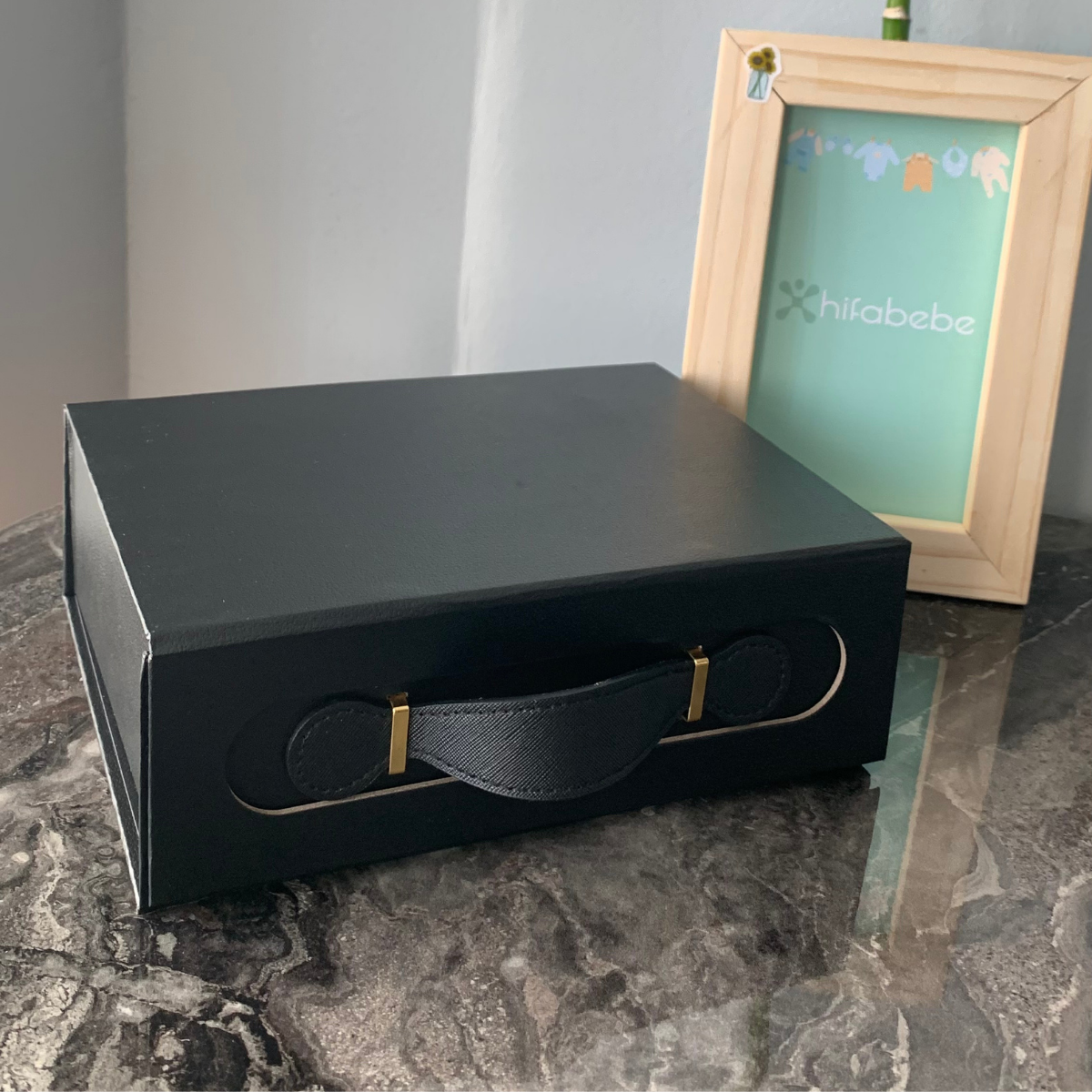 Kişiselleştirilebilir Deri Detaylı Bavul Hediye Kutusu  (TEK SATILMAMAKTADIR)