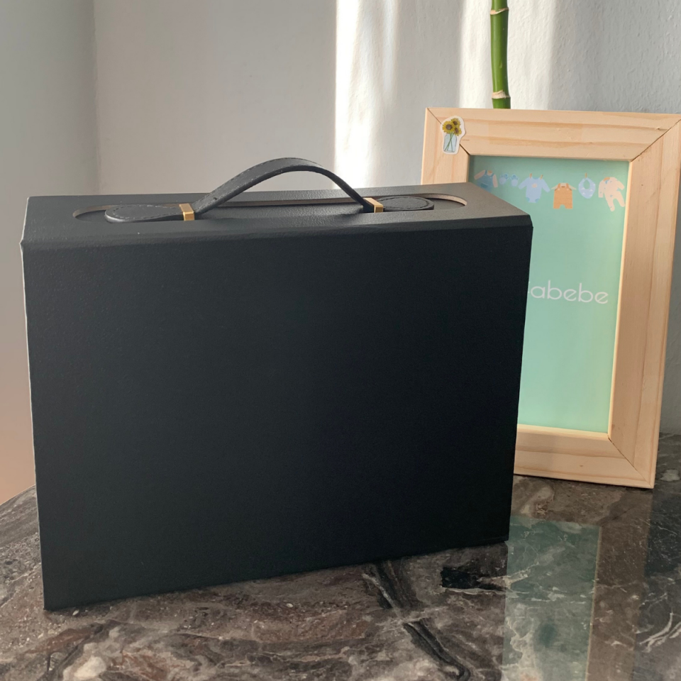 Kişiselleştirilebilir Deri Detaylı Bavul Hediye Kutusu  (TEK SATILMAMAKTADIR)