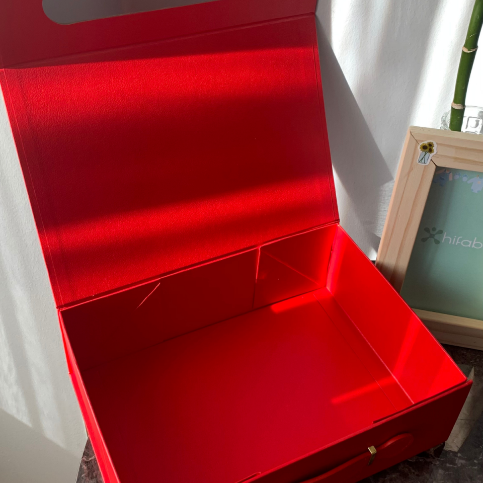 Kişiselleştirilebilir Deri Detaylı Bavul Hediye Kutusu (TEK SATILMAMAKTADIR)