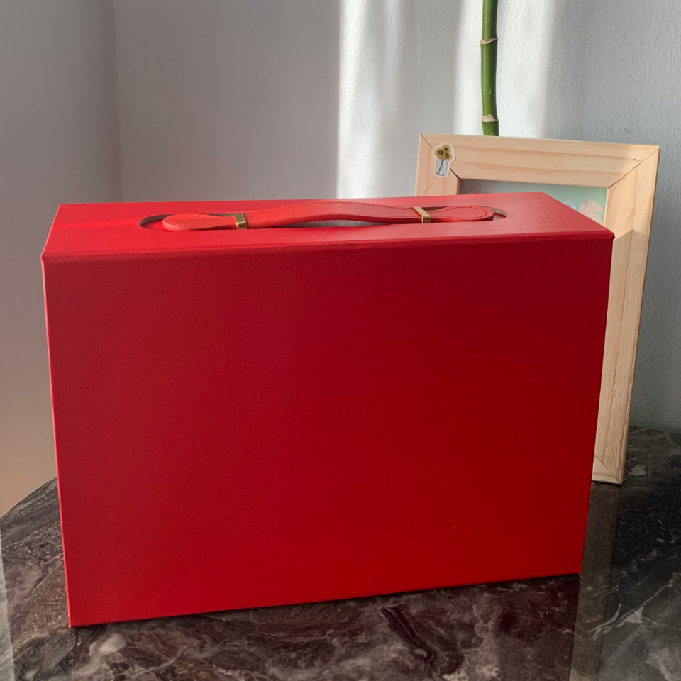 Kişiselleştirilebilir Deri Detaylı Bavul Hediye Kutusu (TEK SATILMAMAKTADIR)